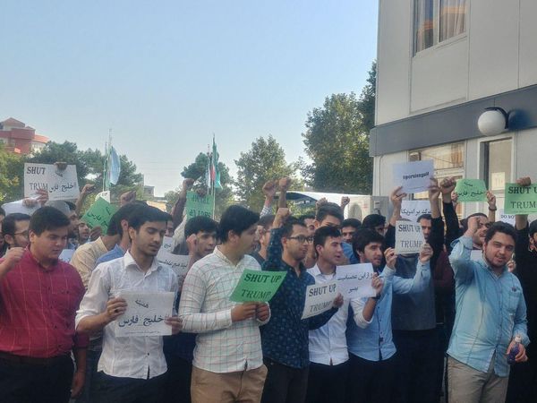 تجمع اعتراض آمیز دانشجویان دانشگاه فرهنگیان گرگان بر علیه سخنان سخیف ترامپ+عکس