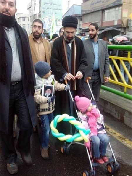فرزندان و نوه‌های امام خامنه ای در راهپیمایی+عکس