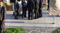 گفتگوهای داخلی همزمان ظریف و کری در حیاط هتل