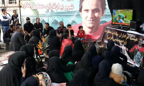 تصاویر/ هانی نوروزی و مادرش بر مزار هادی در حال تماشای دربی