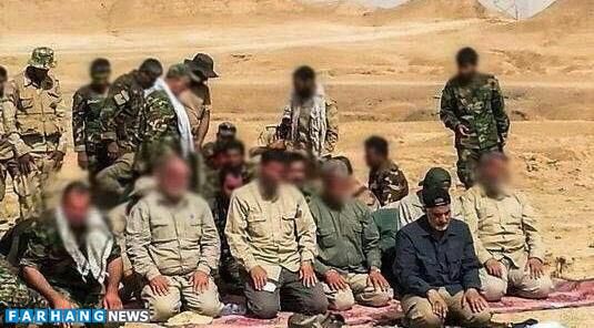 عکس/ نماز جماعت به امامت قاسم سلیمانی