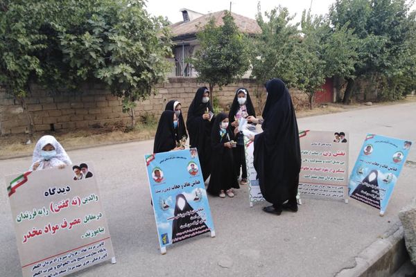 توزیع بسته های فرهنگی در قالب گلدان گل و پیام های تلنگری از سوی کانون شهید براتعلی میردار