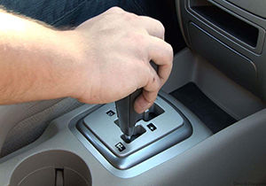 فیلم/دنده عقب رفتن راننده شیرازی در وسط خیابان