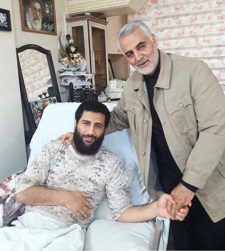 عکس/سردار سلیمانی درمنزل جانباز مدافع حرم