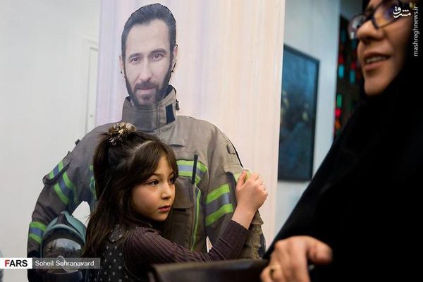عکس/ دختر شهید آتش نشان پدرش را در آغوش کشید