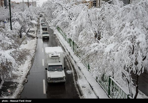 برف جادههای شمالی و غربی را سفیدپوش کرد