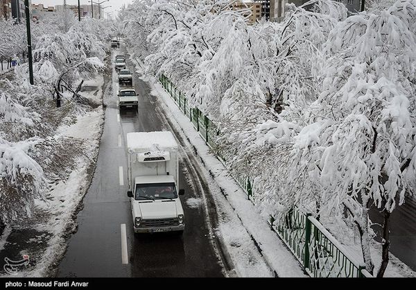 برف جاده‌های شمالی و غربی را سفیدپوش کرد 