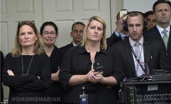 عکس/ ترامپ اشک کارمند کاخ سفید را درآورد