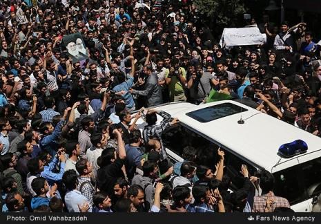 استقبال دانشجویان انقلابی امیرکبیر از هاشمی: «سردار اشرافیت، منکر رای ملت»/ خروج هاشمی از پله اضطراری + عکس