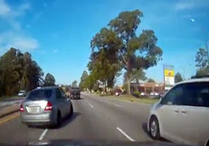  فیلم / چپ کردن یک خودرو پس از عبور از تقاطع