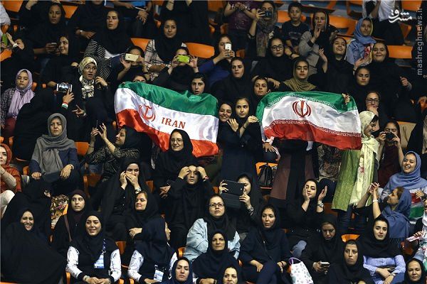 عکس/ بانوان ایرانی حاضر در ورزشگاه آزادی
