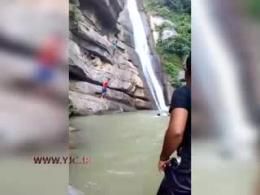 دانلود/ لحظه سقوط وحشتناک یک هموطن از آبشار شیرآباد(فیلم16+)