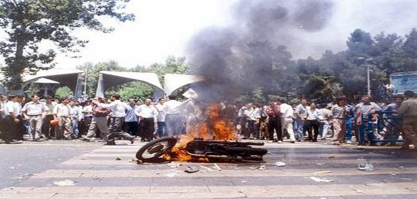 ماجرای سناریوی "لباس شخصی‌ها" در فتنه 18 تیر 78/چه کسی به "لباس شخصی‌ها" پول می‌داد؟/ارتباط "لباس شخصی‌ها" با بنگاه‌های خبری امریکا