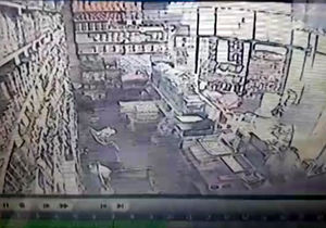 دانلود فیلم دوربین مداربسته یک سوپرمارکت از زلزله مشهد