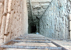 صوت / کشف اسلحه‌های قدیمی در ژرف‌ترین چاه دست کند ایران