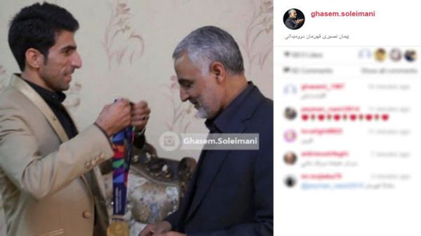 اهدای مدال به «حاج قاسم» از سوی یک ورزشکار +عکس