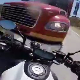 دانلود کلیپ لحظه هولناک تصادف شاخ به شاخ موتور با کامیون