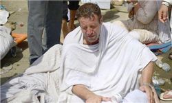 عکس/ خداحافظی تلخ پسری با پیکر پدرش در حادثه منا