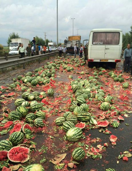 چپ شدن خودروی حامل بار هندوانه در جاده گنبد به آزادشهر+تصویر