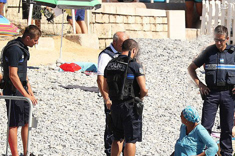 از اجبار برهنگی تا ممنوعیت بورکینی؛ گشت ارشاد به روش فرانسوی + عکس