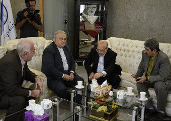 استقبال استاندار گلستان از وزیر صنعت در فرودگاه گرگان + تصاویر