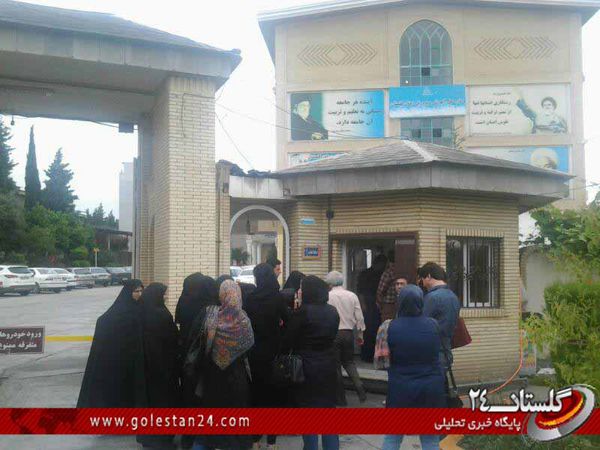 عکس خبری/ تحصن برخی از والدین پایه ابتدایی مدرسه فرهنگیان شهرستان کردکوی روبروی اداره کل آموزش و پرورش گلستان