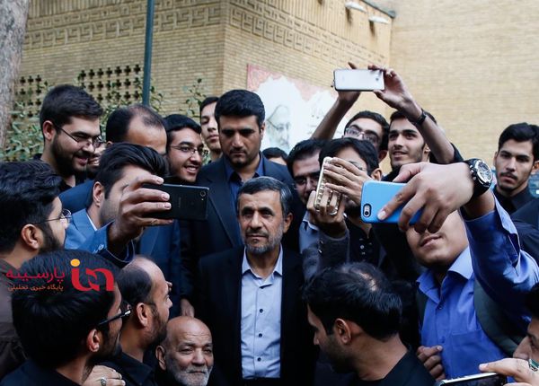 سلفی ها با احمدی نژاد در حاشیه یک مراسم