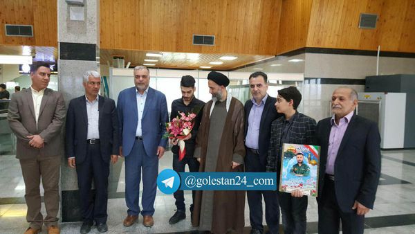 عکس/ استقبال خانواده شهیدمدافع حرم اسماعیل زاهدپور از دکتررئیسی