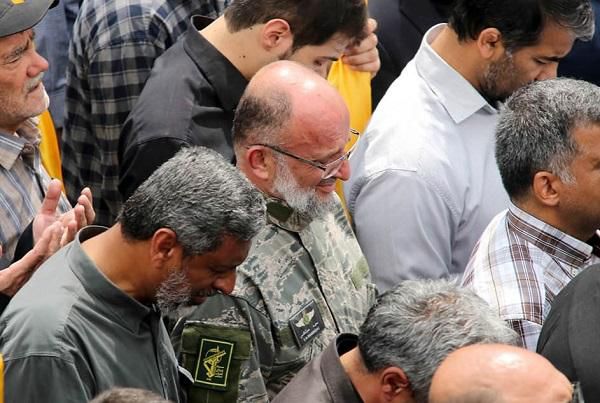 تصاویر/ گریه سعید قاسمی در تشییع فرمانده