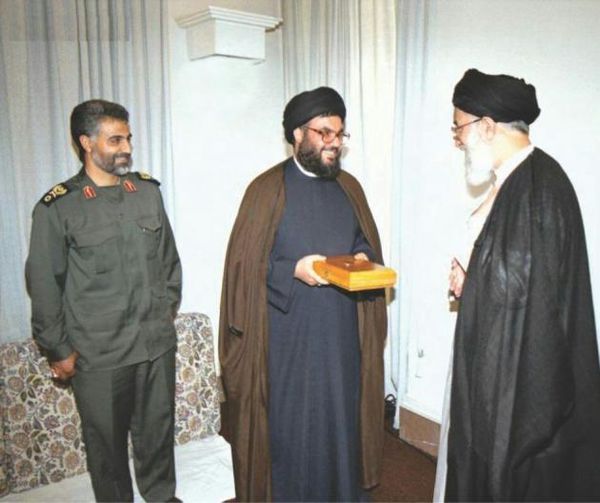 عکس/ اهدای قرآن توسط رهبر انقلاب به سید حسن نصرالله