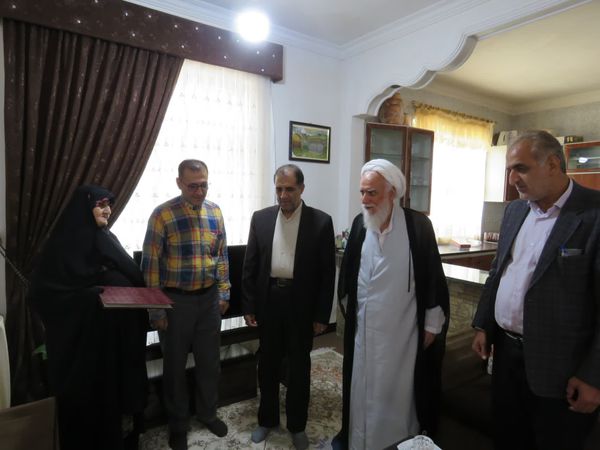 تجلیل رییس سازمان قضایی گلستان از خانواده شهید حسن محمد علیخانی به مناسبت هفته قوه قضائیه