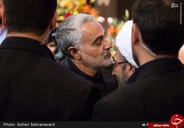 عکس/ بوسه حاج قاسم بر پیشانی آملی لاریجانی 