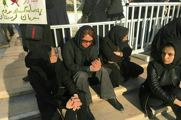 حضور مهناز افشار در مراسم وداع با آتش نشانان شهید+عکس