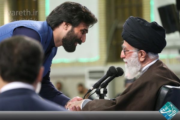 دانلود کلیپ مداحی صابر خراسانی قبل از سخنرانی آقا در جمع مداحان