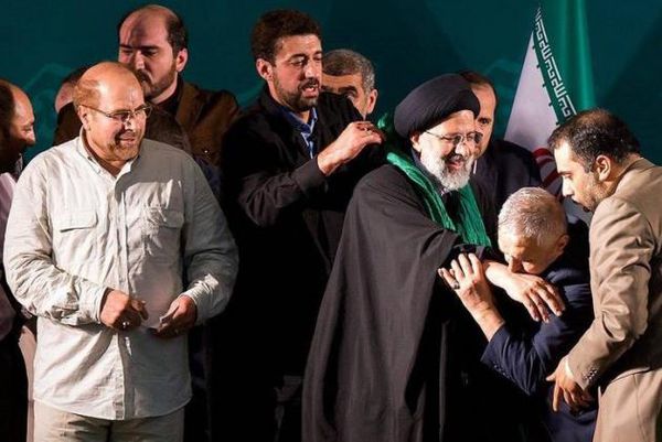 عکس/ بوسه حاج منصور بر دستان رئیسی