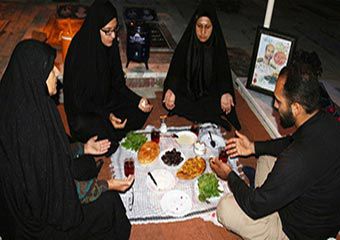 تصاویر/ سفره افطار خانواده شهید مدافع حرم گلستانی