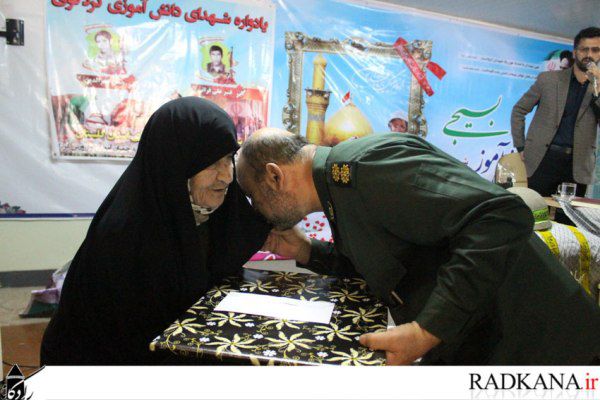 تجلیل از مادران دانش آموزان شهید قنبرعلی فراتی و حسن فخرالدین+عکس