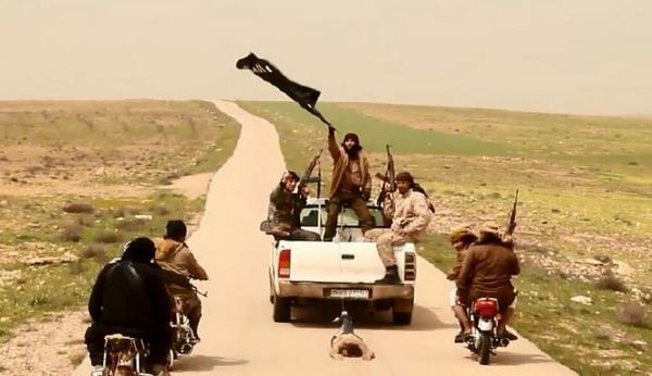 دانلود ویدیو؛ داعش جنازه سرباز سوری را با خودرو میکشد
