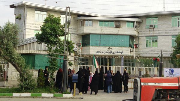 تحصن برخی از والدین پایه ابتدایی مدرسه فرهنگیان شهرستان کردکوی روبه روی فرمانداری+تصاویر