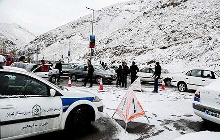 پلیس از تردد خودروهای فاقد زنجیر چرخ در محورهای کوهستانی جلوگیری می کند