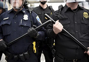 فیلم/ حمله وحشیانه پلیس آمریکا به زن سیاه‌پوست 