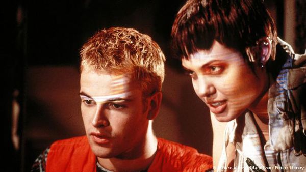 آنجلیناجولی از کشیدن تیزی روی بدن تا سفیر سازمان ملل! +عکس
