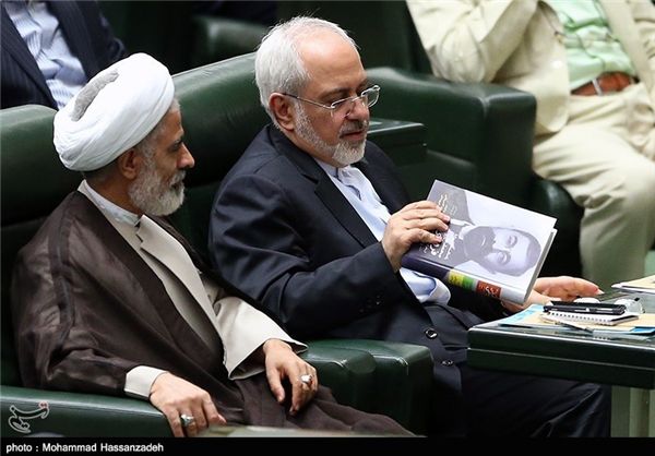 ماجرای کتابی که دیروز ظریف از حدادعادل هدیه گرفت+عکس