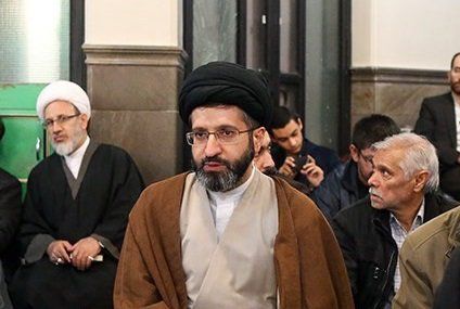 پسر رهبر انقلاب در جلسه اولیا مربیان فرزندش، بدون هیچ تشریفاتی