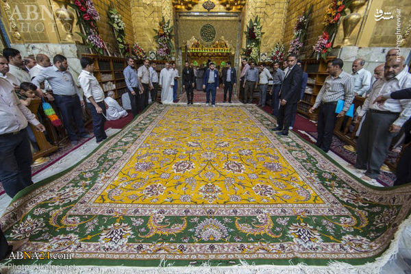 عکس/اهدای فرش دستباف به حرم حضرت عباس(ع)