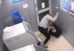 فیلم / حمله سارق دستگاه خودپرداز به مامور امنیتی با چکش 