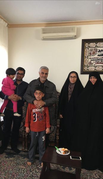عکس/ دیدار حاج‌قاسم با خانواده شهید بادپا