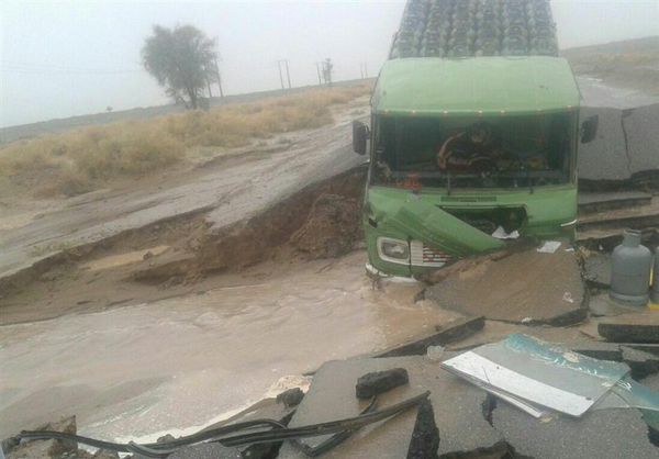 فرار مسئولین از وظایفشان /وزیر راه بی توجه از کنار مردم  سیل زده گذشت