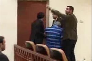 کلیپ لخظه غش‌کردن بابک زنجانی در دادگاه