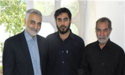 حاج قاسم در منزل شهید مدافع حرم رضا کارگربرزی «مهندس رضا»+عکس